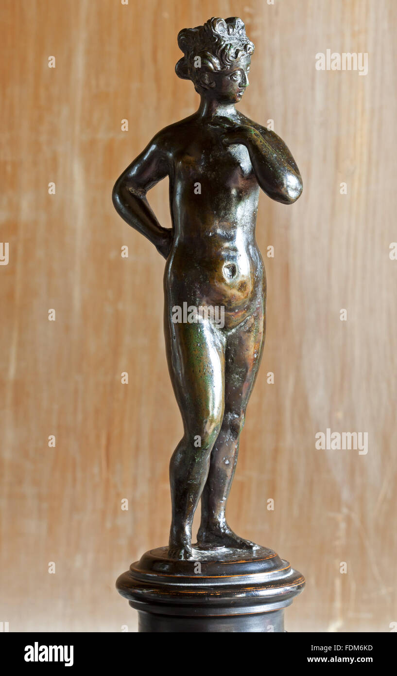 Venus, un par de estatuillas de bronce en el Drawing Room en Beningbrough Hall, North Yorkshire. Foto de stock