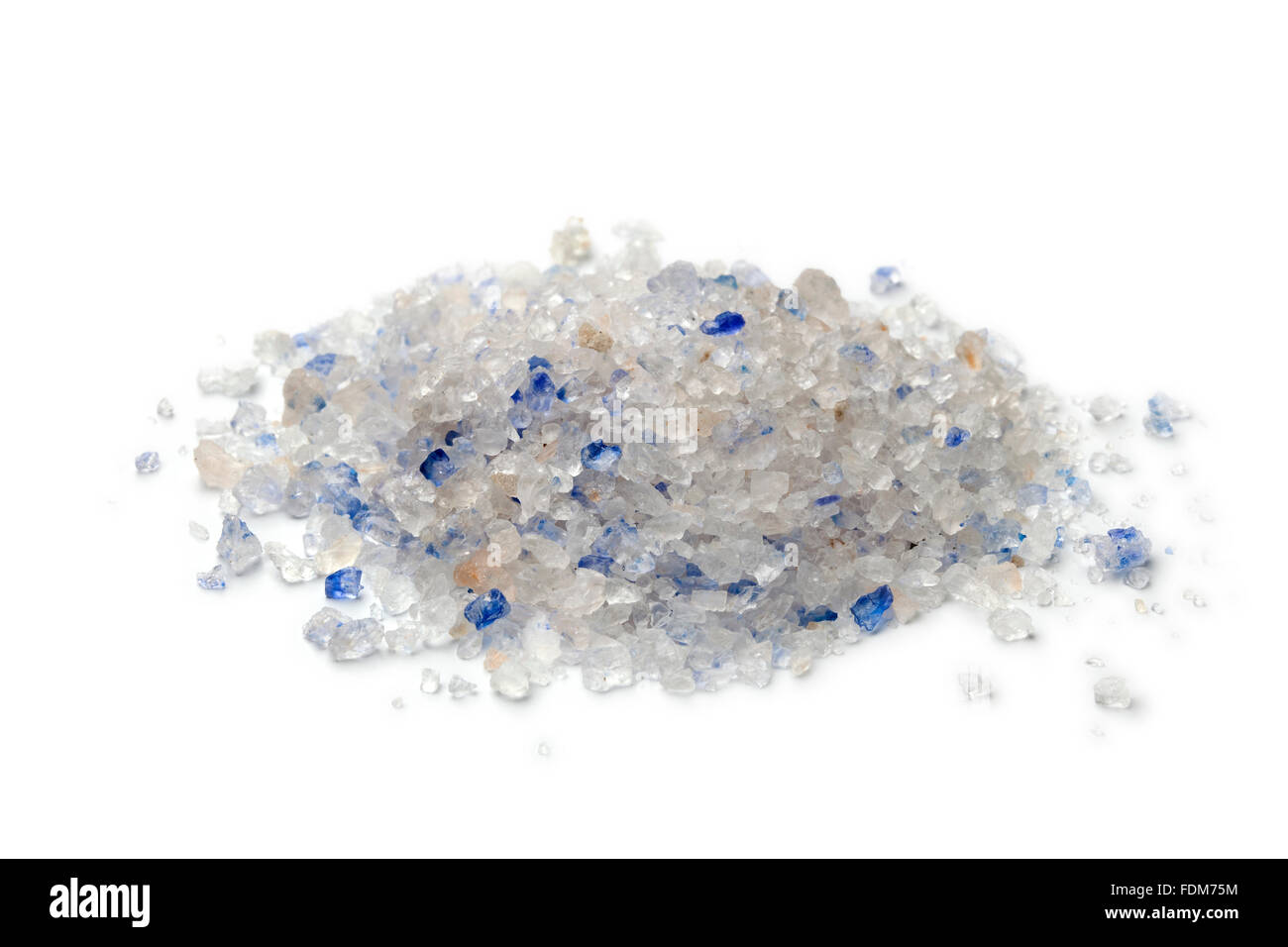 Montón de persa sal azul sobre fondo blanco. Foto de stock