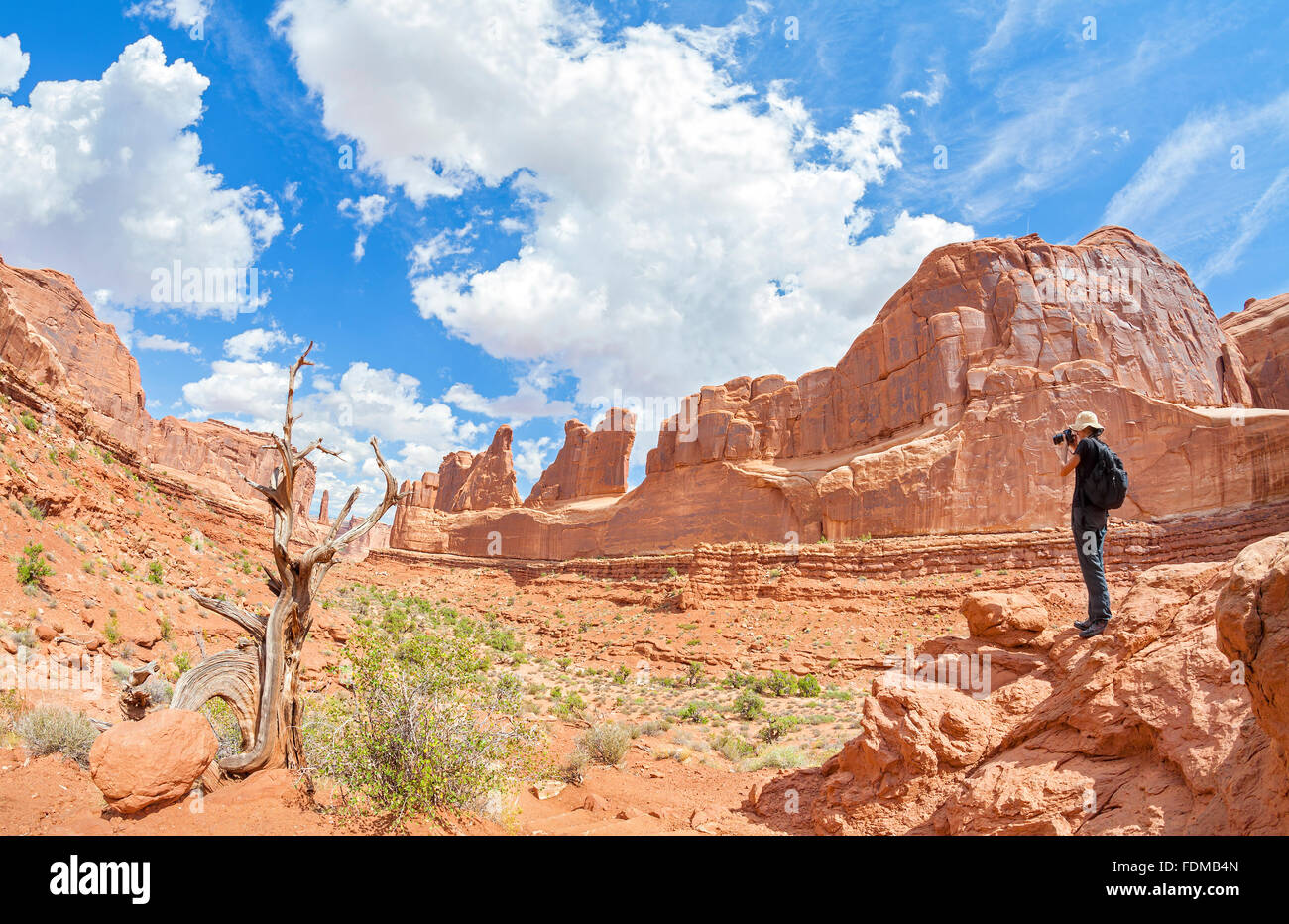 Turista tomando fotos de un hermoso paisaje en el Parque Nacional Canyonlands, en Utah, EE.UU.. Foto de stock