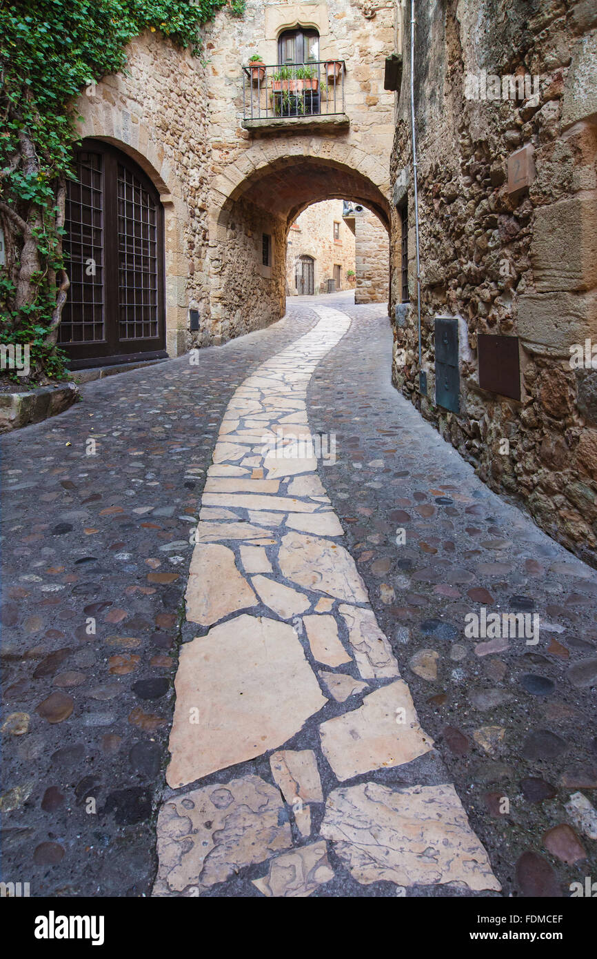 Arcada en el casco antiguo de Pals, en Girona, Cataluña. Foto de stock