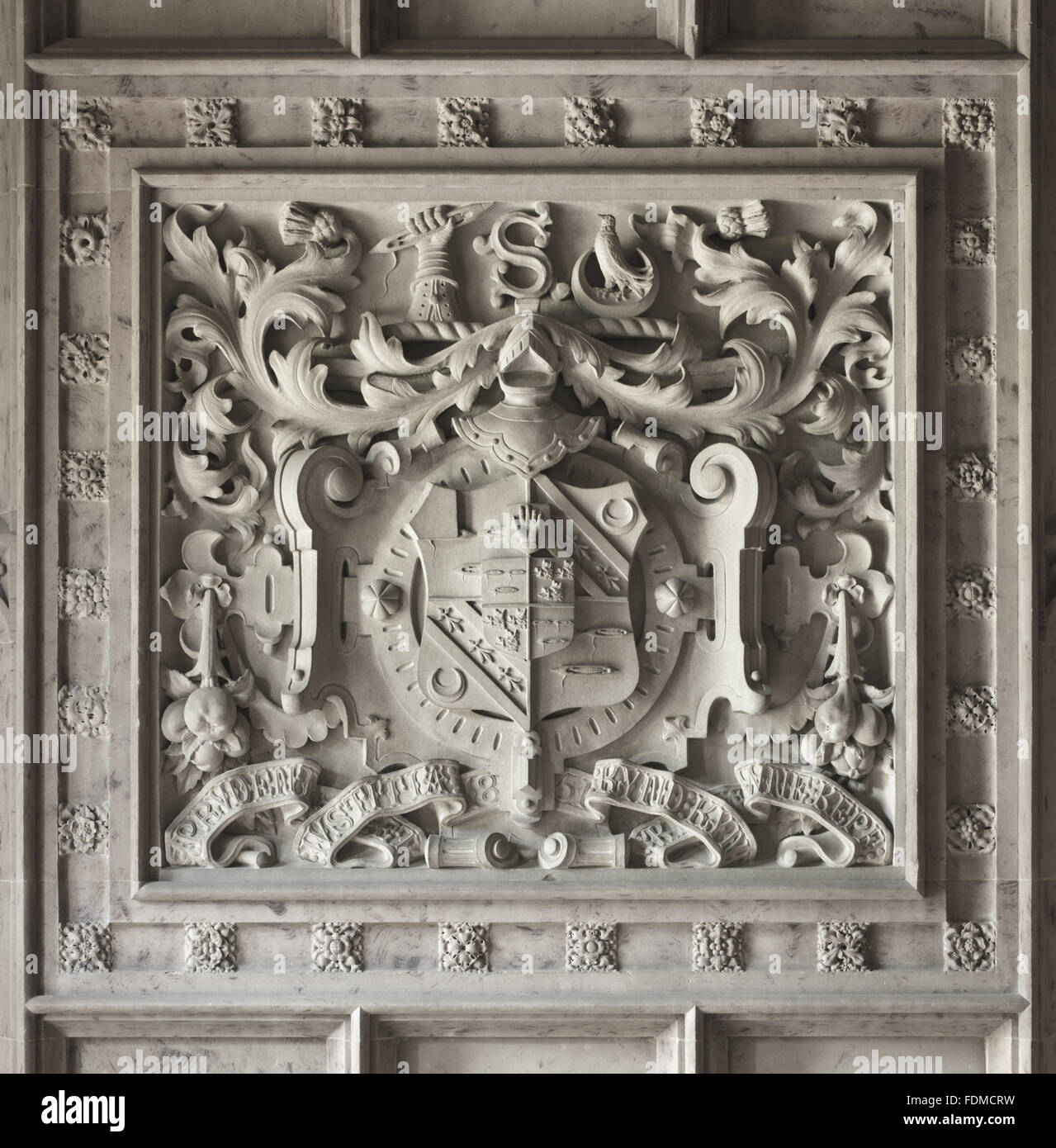 Panel de piedra tallada de los brazos de Sir James Kay-Shuttleworth, hecha como un overmantel pero re-situados después de un cambio de plan, en el Porche en Gawthorpe Hall, Lancashire. Foto de stock