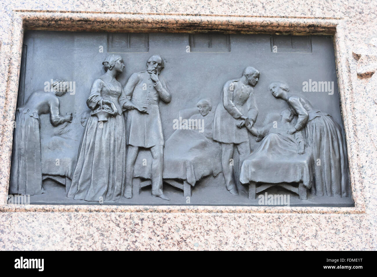 Bajorrelieve en bronce de eventos históricos durante la Guerra de Crimea en los cuatros lados del monumento, Florence Nightingale de Londres. Foto de stock