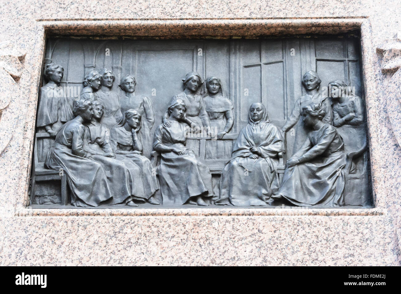 Bajorrelieve en bronce de eventos históricos durante la Guerra de Crimea en los cuatros lados del monumento, Florence Nightingale de Londres. Foto de stock