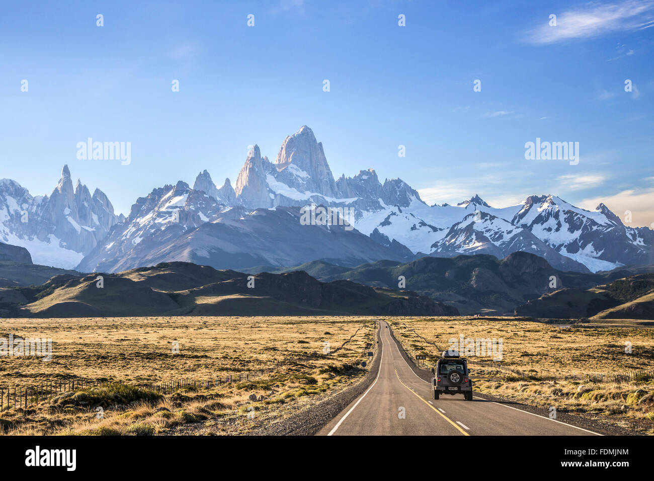 Jeep viajando por la Ruta Nacional Nº 40 con vistas a Monte Fitz Roy también conocido como Chalten Foto de stock