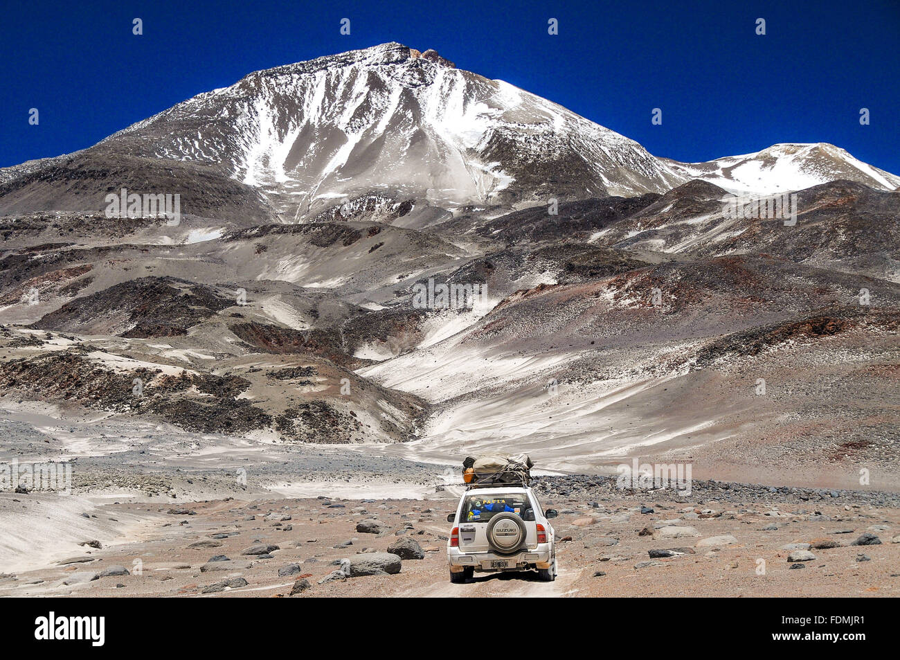 Desértico paisaje Nevado Ojos del Salado volcán con cubiertas de nieve Foto de stock
