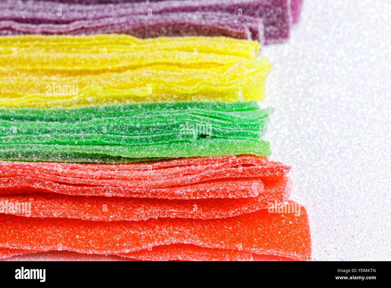 Azúcar coloridas jelly candy tira sobre fondo blanco. Foto de stock