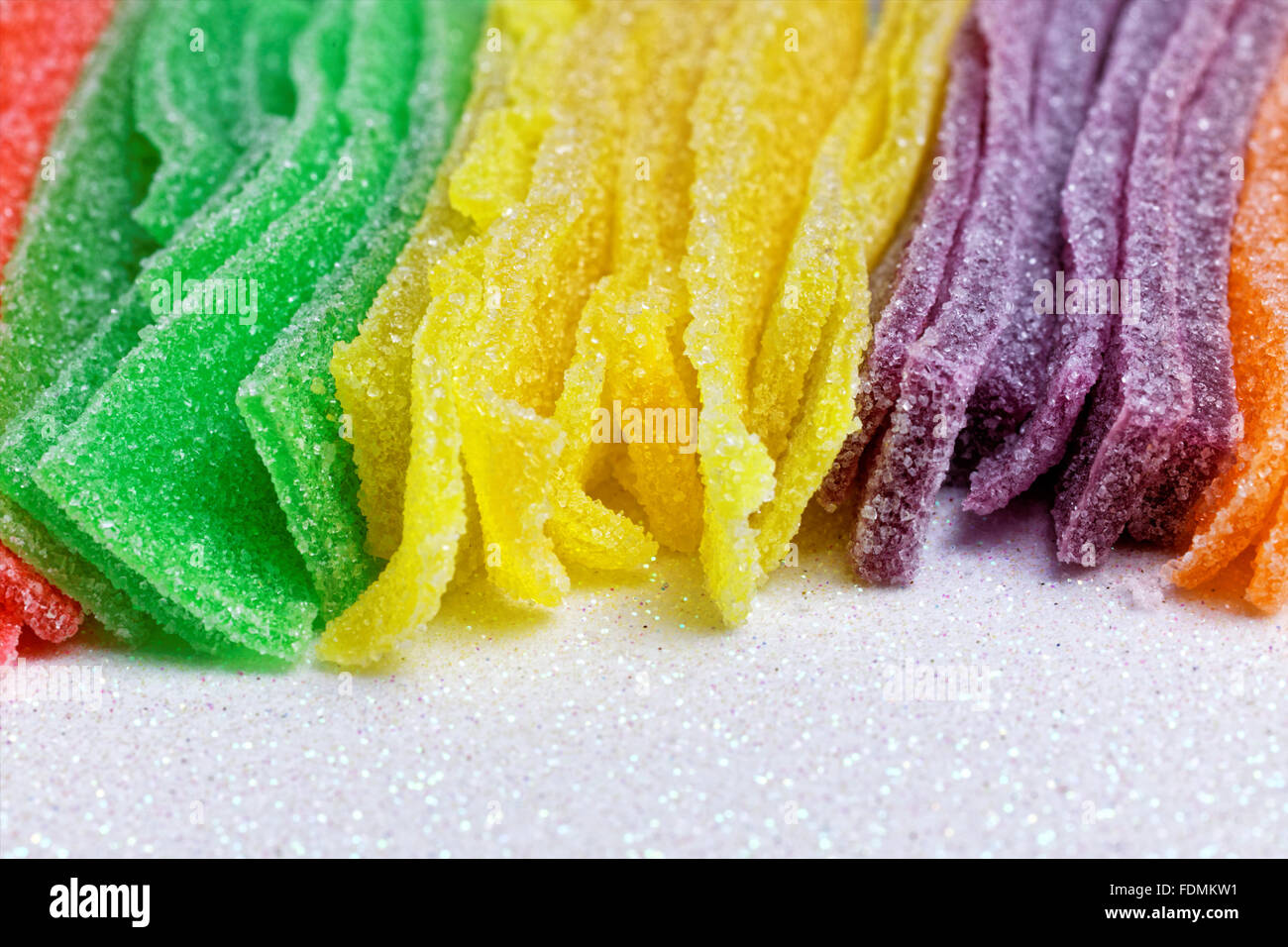 Azúcar coloridas jelly candy tira sobre fondo blanco. Foto de stock