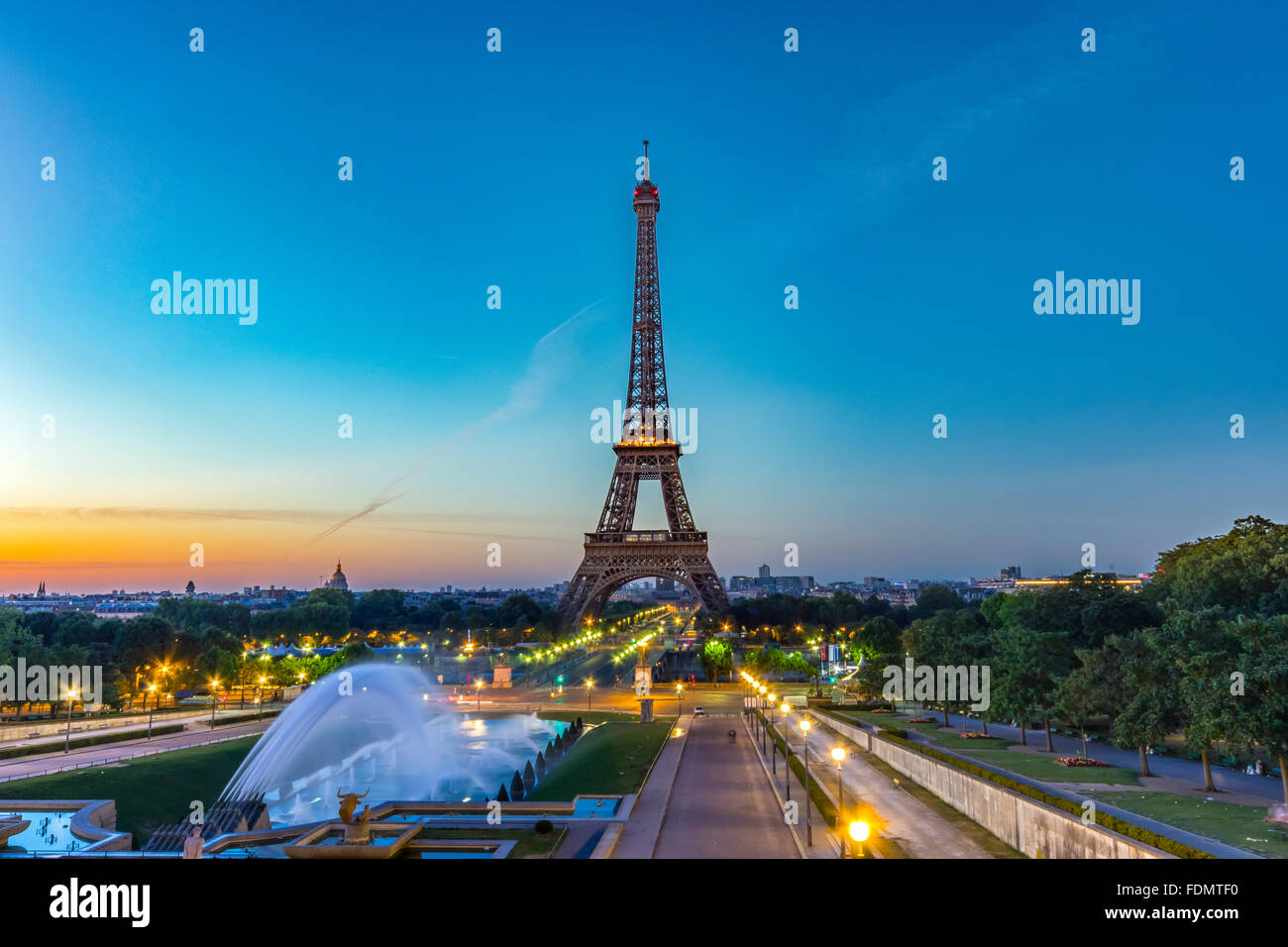 Torre Eiffel visto al amanecer en la explanada del Trocadero en París. Foto de stock