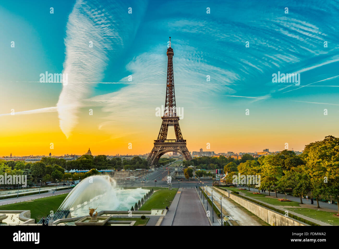 Torre Eiffel visto al amanecer en la explanada del Trocadero en París. Foto de stock