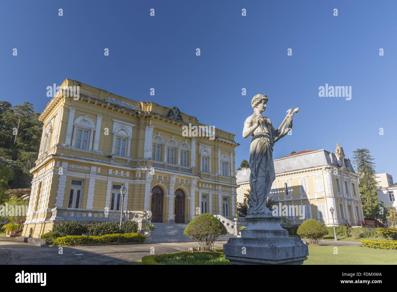 Estátua na frente do Palácio Rio Negro - residencia oficial de verão do presidente da República Foto de stock