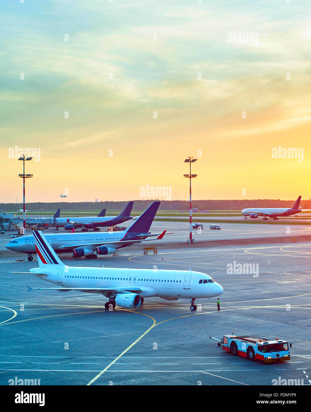 Aeropuerto con muchos aviones y hermoso atardecer cielo Foto de stock