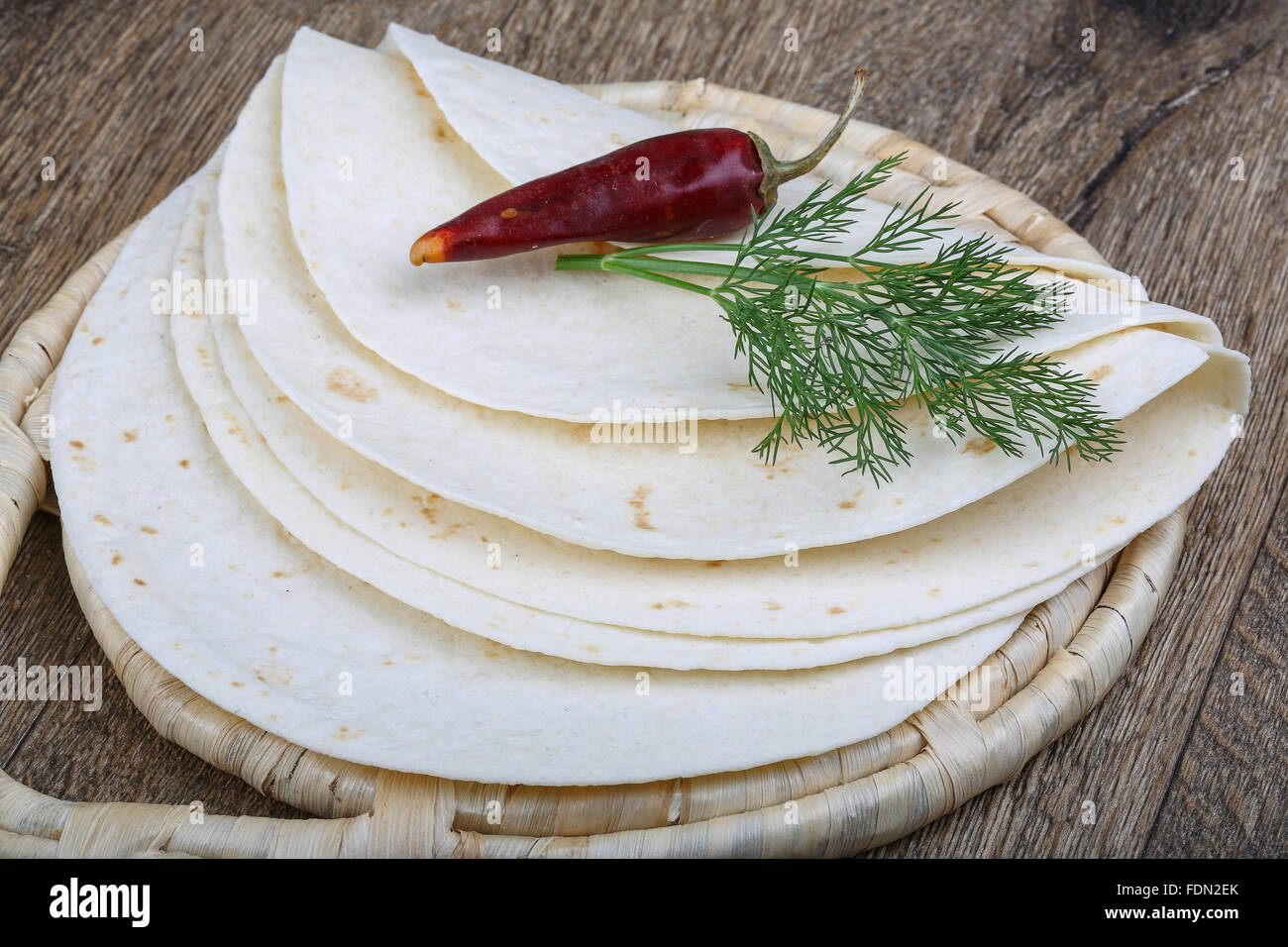 Tortillas horneadas con eneldo rama sobre el fondo de la madera