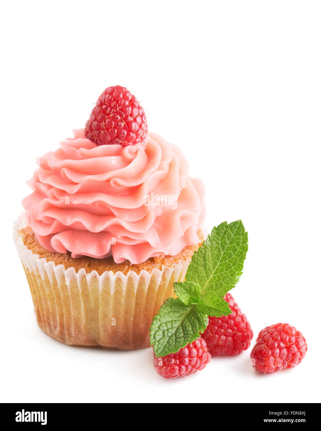 Raspberry cupcake con bayas frescas aislado en blanco Foto de stock