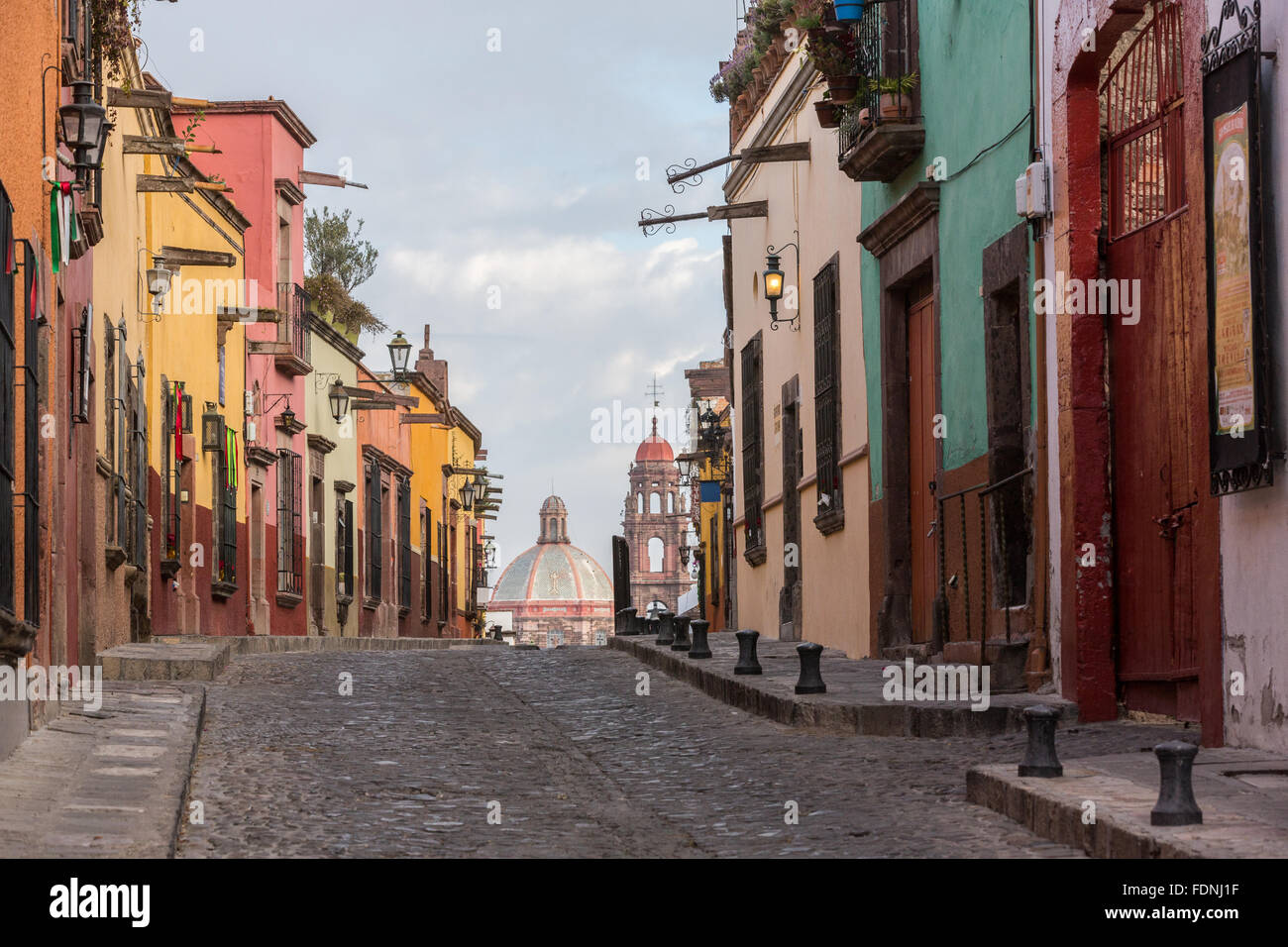Casas de estilo colonial español en el Recreo calle adoquinada con la