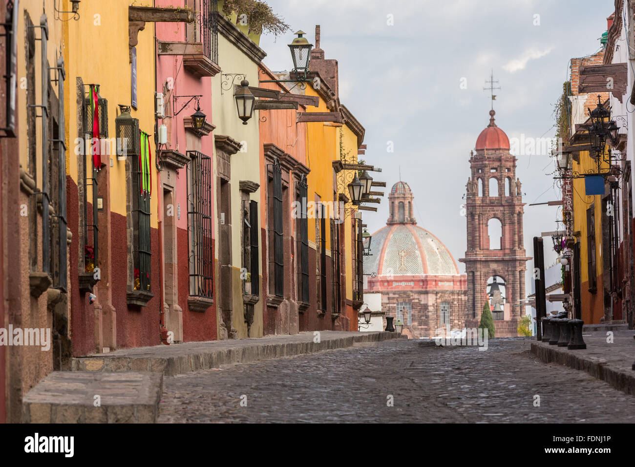 Casas de estilo colonial español en el Recreo calle adoquinada con la
