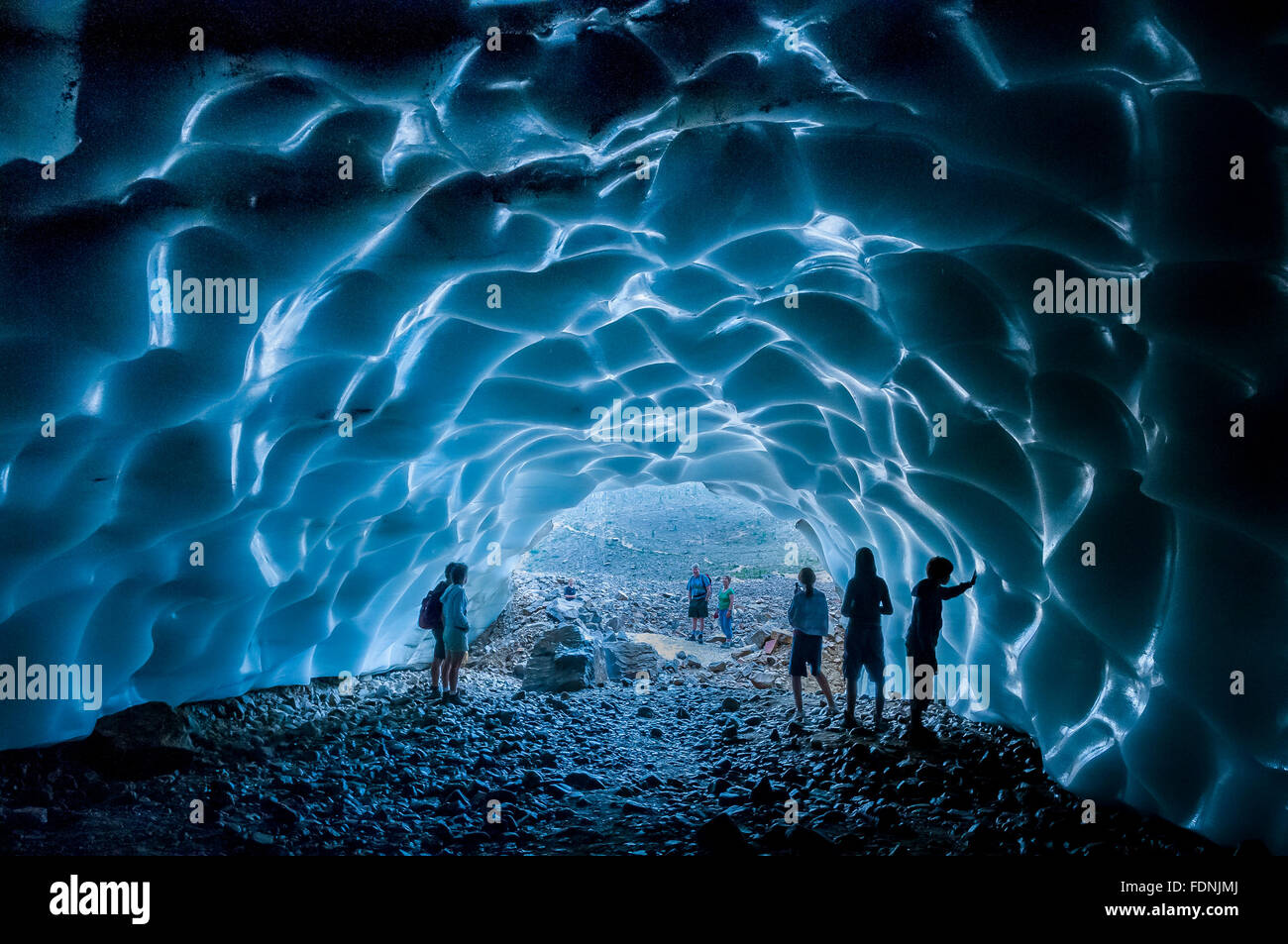 La gente explorar la cueva de hielo de Cavell glaciar, el Parque Nacional de Jasper, Alberta, Canadá Foto de stock