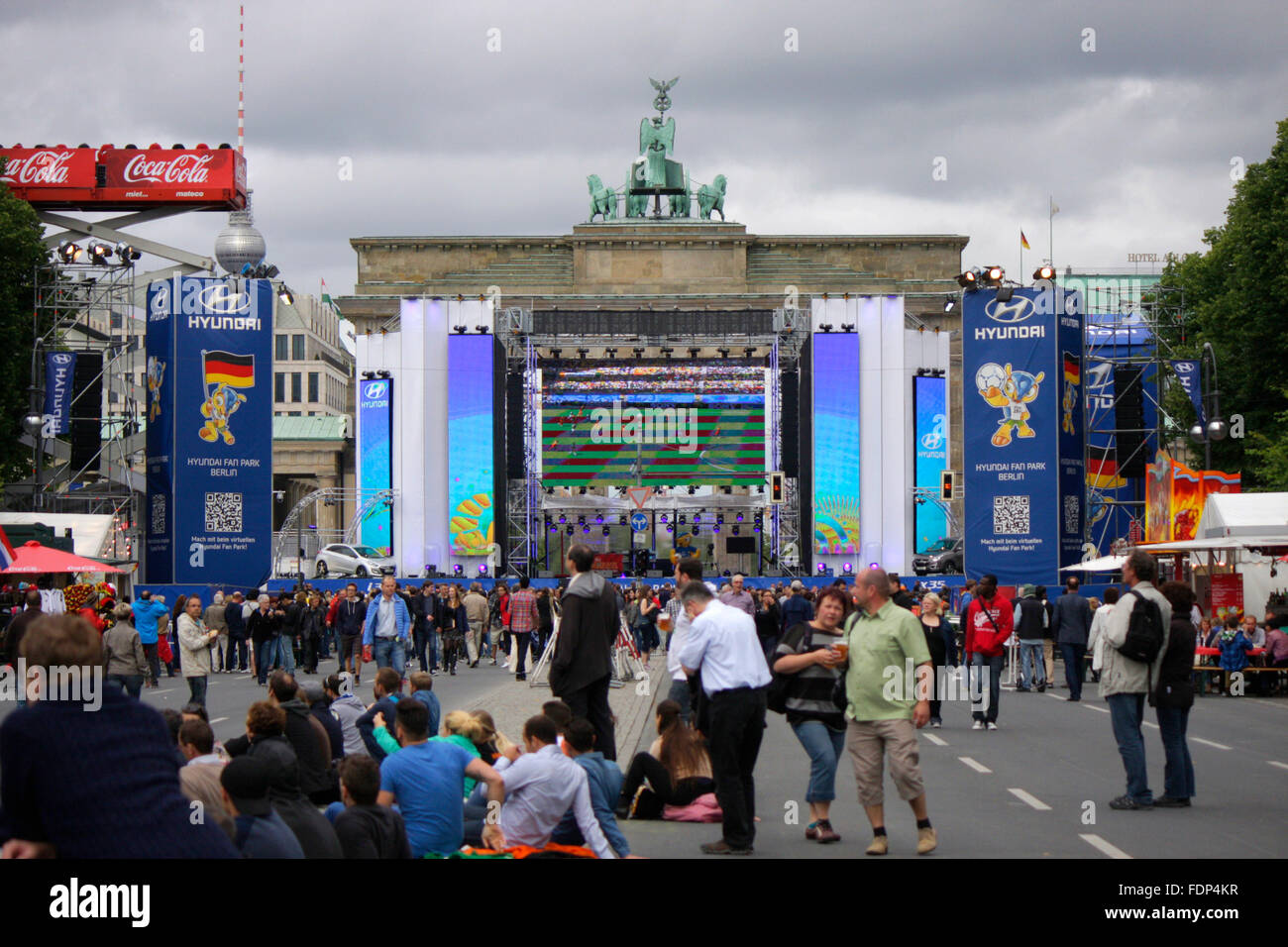 - Impressionen Fanmeile an der Strasse des 17. Juni beim Spiel Niederlande gegen Mexiko, 29 juni 2014, Berlín. Foto de stock