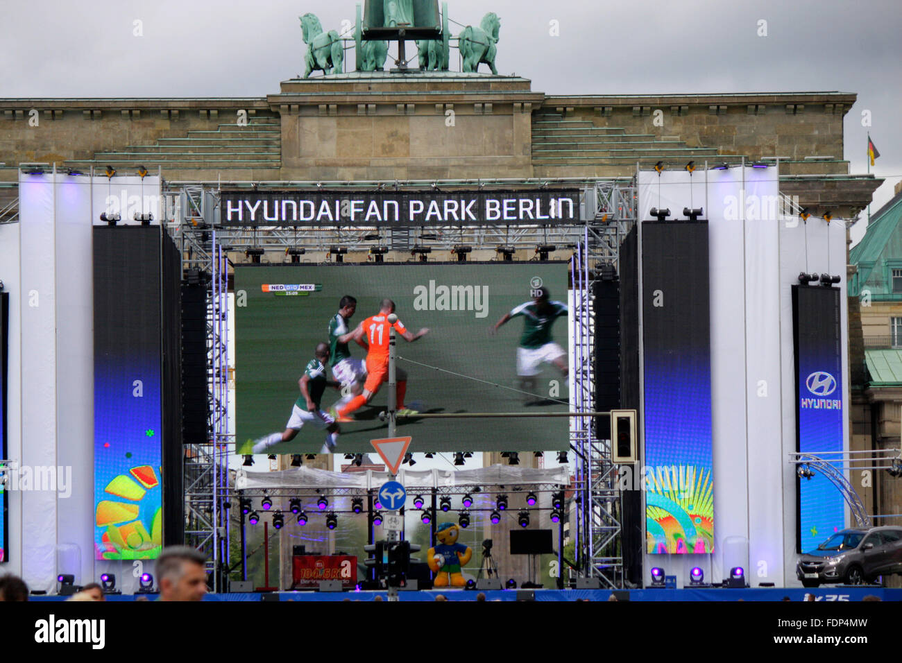 - Impressionen Fanmeile an der Strasse des 17. Juni beim Spiel Niederlande gegen Mexiko, 29 juni 2014, Berlín. Foto de stock