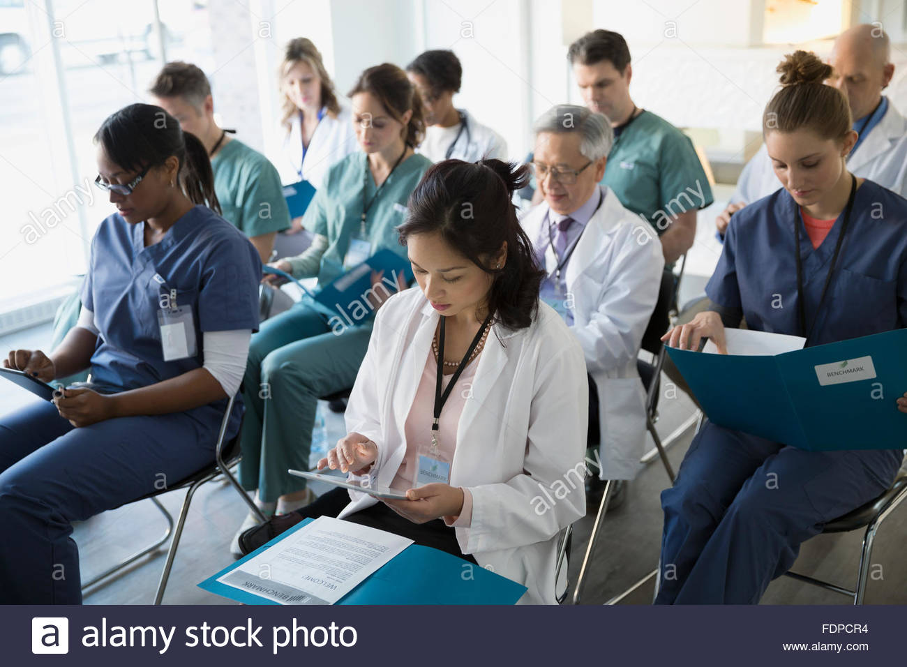 Doctores y enfermeras en seminario público Foto de stock