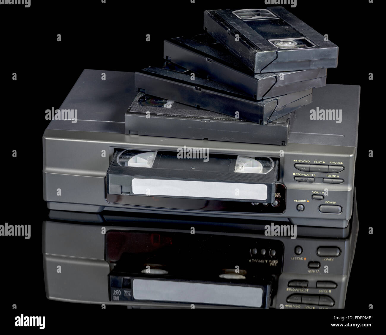 Video Stock Expulsar casete de cinta VHS del reproductor VCR - Footage ©  VRSprod #562927026