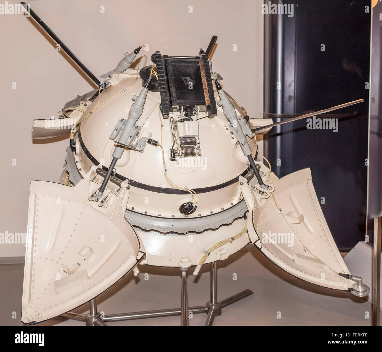 Moscú, Rusia- Octubre 06- módulo de descenso estación interplanetaria automática "Venera-4" en el museo del espacio de Octubre 06, 2015 en Mo Foto de stock