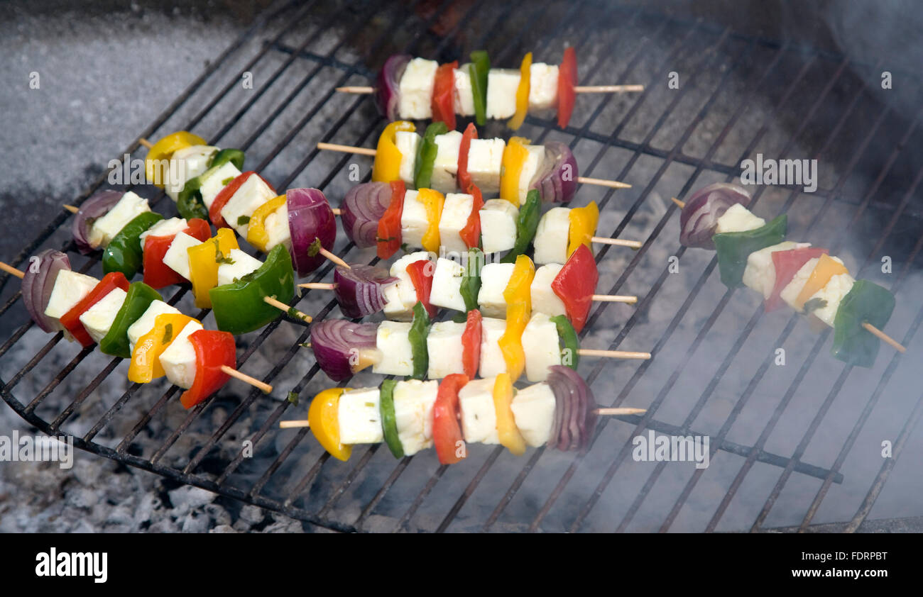 Kebabs vegetales en una barbacoa Foto de stock