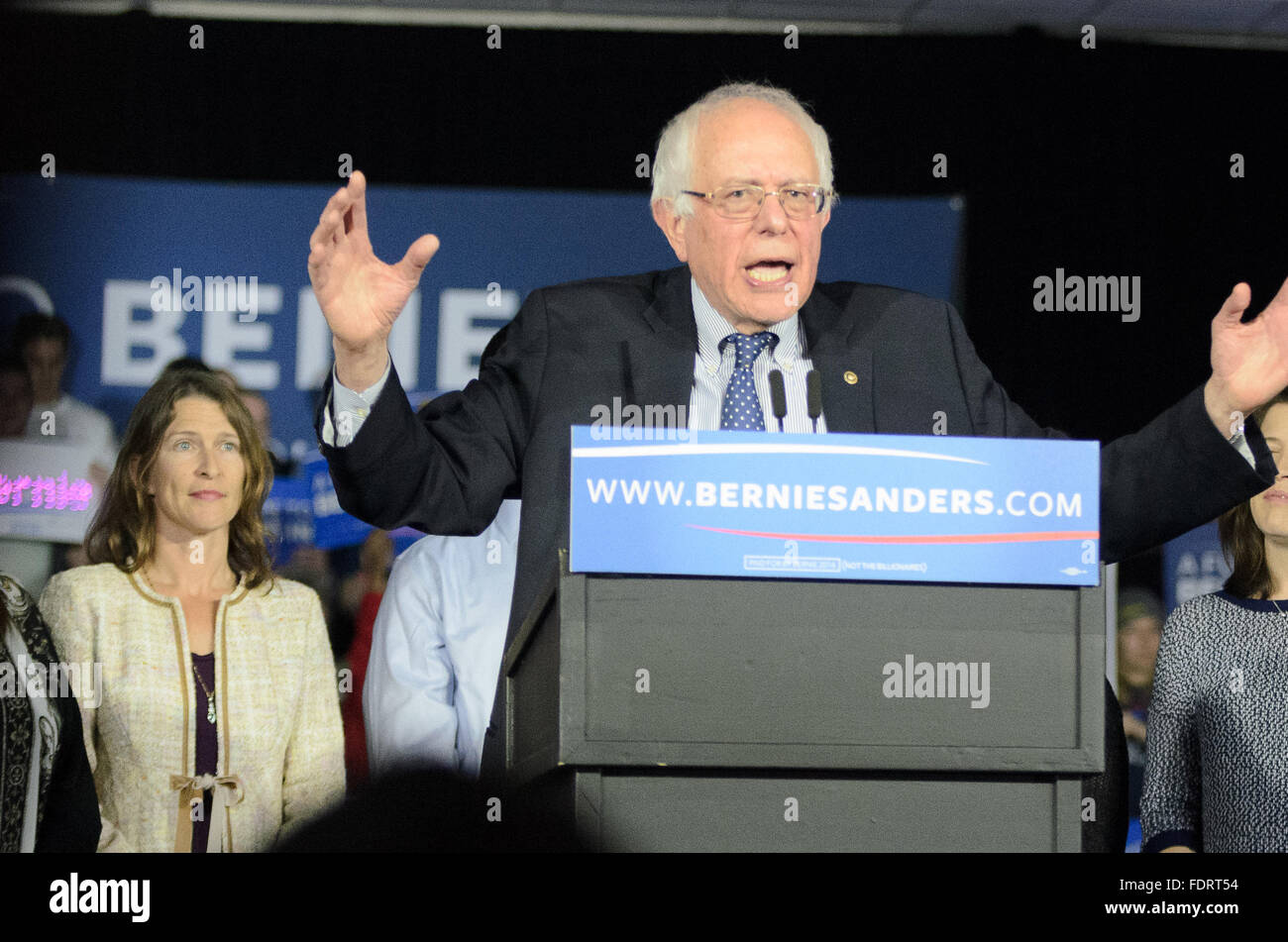 Des Moines, Iowa, EE.UU. El 1 de febrero, 2016. Bernie Sanders, habla en su mitin en Des Moines después de su fuerte proyección en el Caucus de Iowa. Crédito: Brandon Burnett - Burnett Digital/Alamy Live News Foto de stock