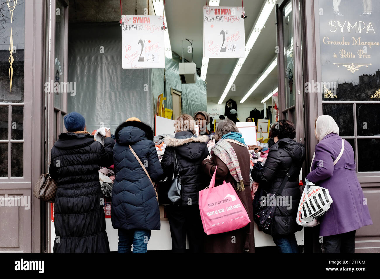 Las compran ropa a buen precio la tienda de descuento de Sympa, sobre el Boulevard Barbes, París Francia de stock - Alamy