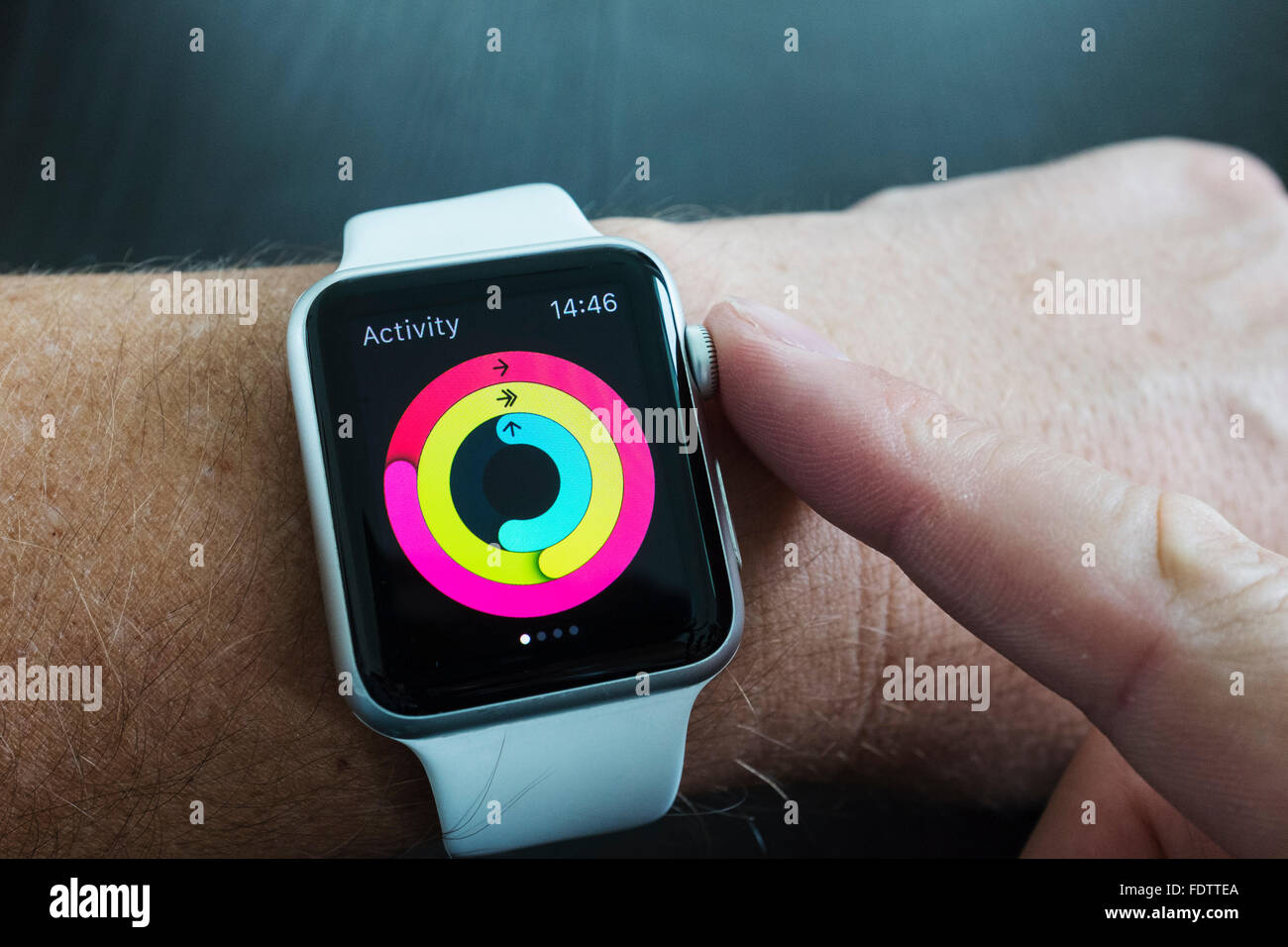 Detalle de salud app midiendo la actividad diaria en un Apple Watch Foto de stock