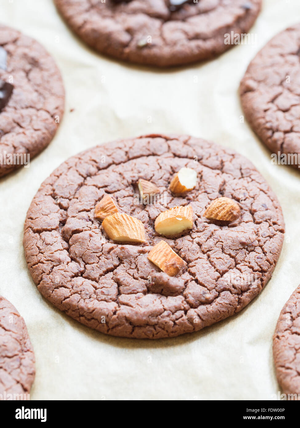 Vegan flowerless sin gluten galletas de chocolate con almendras. Foto de stock