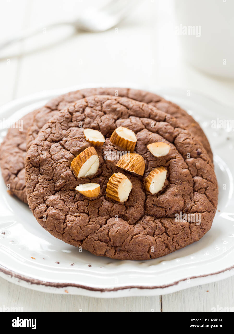 Vegan flowerless sin gluten galletas de chocolate con almendras. Foto de stock