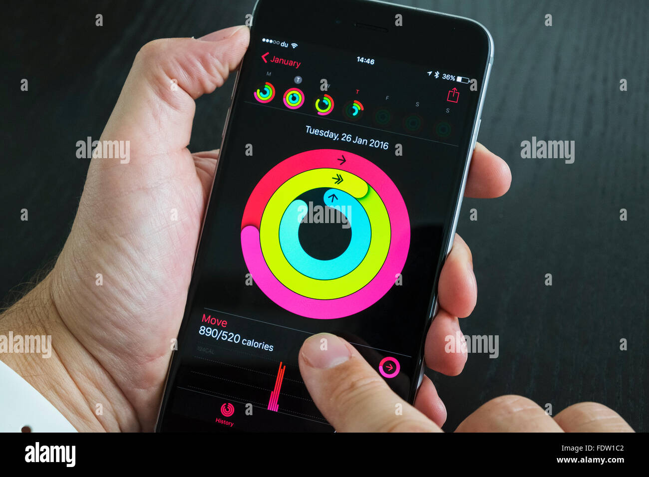 Salud midiendo la actividad diaria de App iPhone 6 Más teléfonos inteligentes. Foto de stock