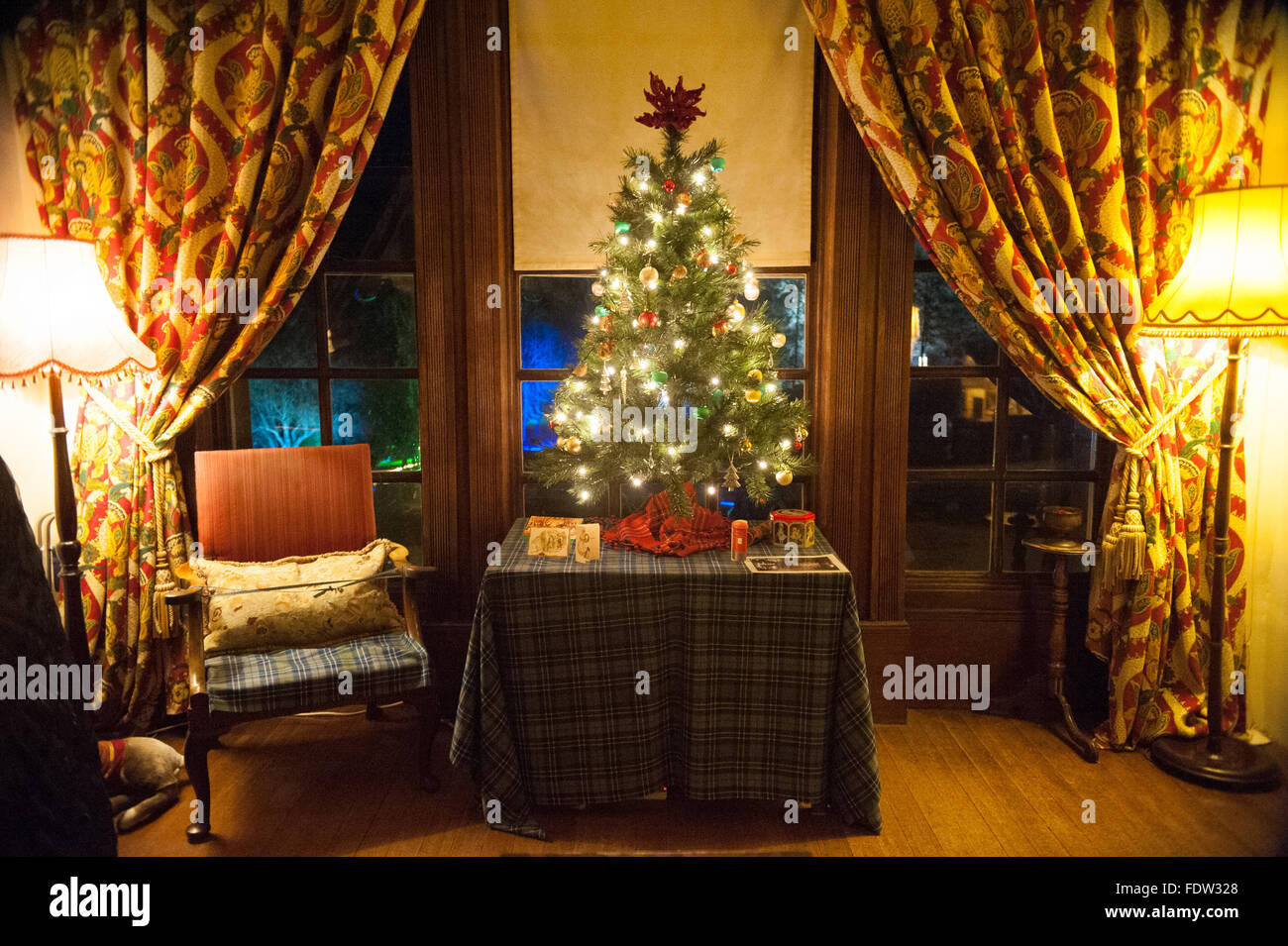 Árbol de navidad con regalos en Crathes Castle en Aberdeenshire, Escocia. Foto de stock
