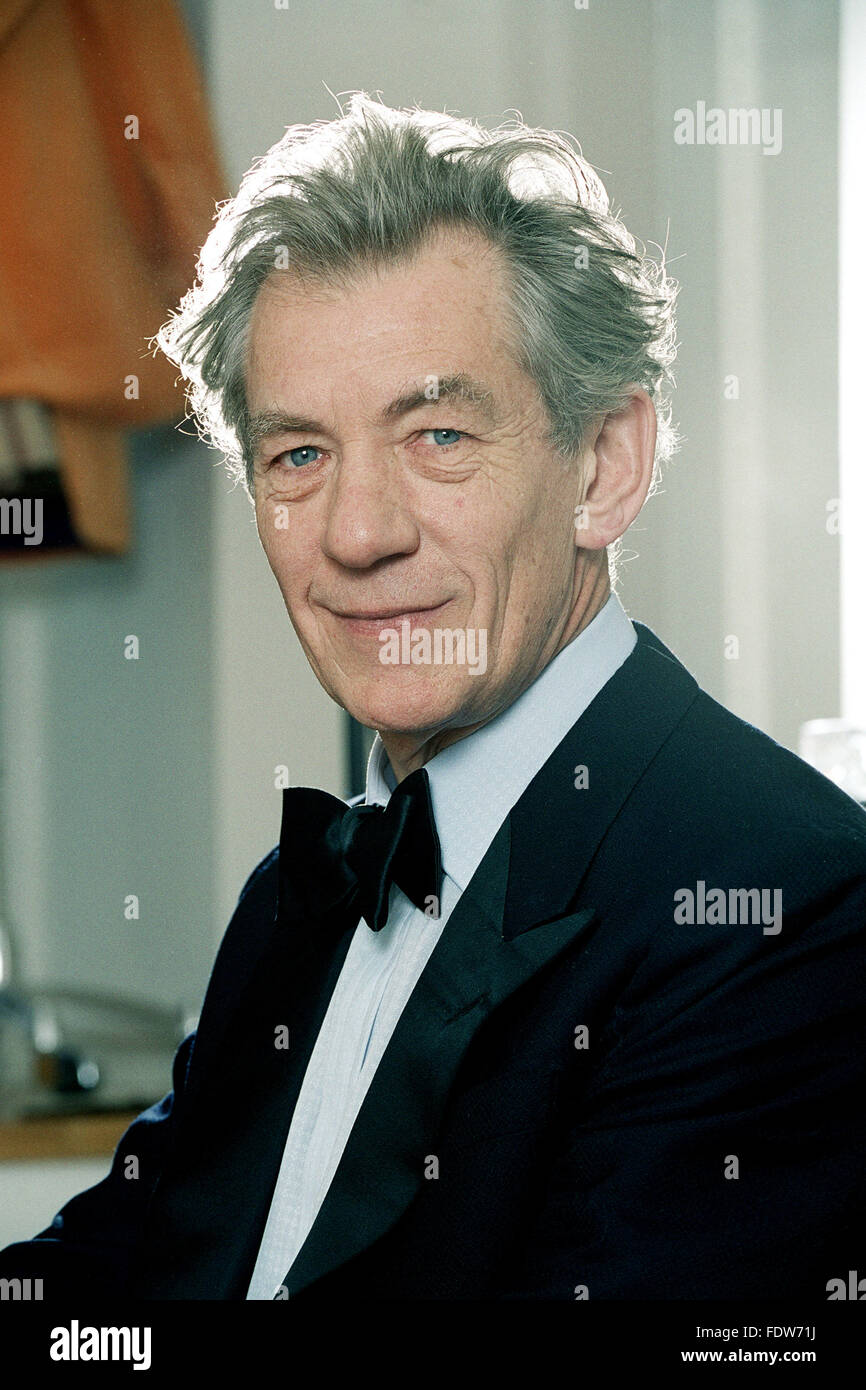 Sir Ian McKellen, Actor inglés, tener un esmoquin equipado a Richard  Anderson sastres, en Savile Row en Londres, Reino Unido. Savile Row es una  calle de tiendas de Mayfair, en el centro