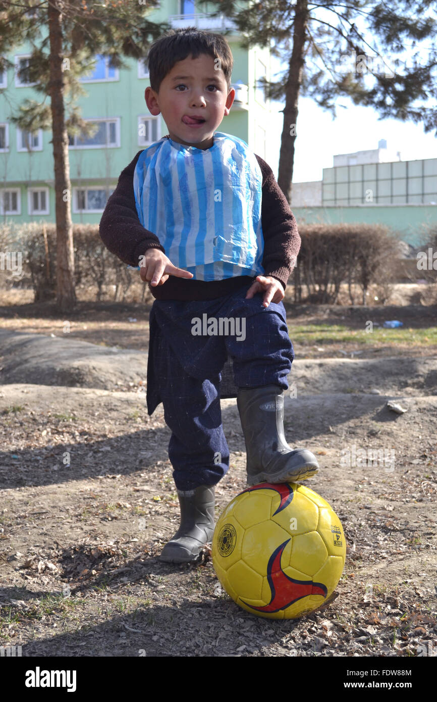 Kabul, Afganistán. 1 Feb, 2016. Ahmadi Murtasa usando botas de goma y una  camiseta Lionel-Messi creada a partir de una bolsa de plástico, en Kabul,  Afganistán, 1 de febrero de 2016. La