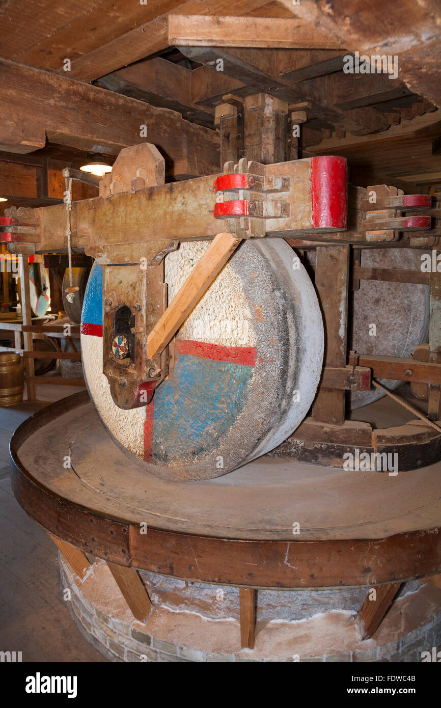 Funcionamiento dentro del molino de especias de Huisman, con tres pares de muelas  muela de ruedas que moler diversas especias. Zaanse Schans. Países Bajos  Fotografía de stock - Alamy