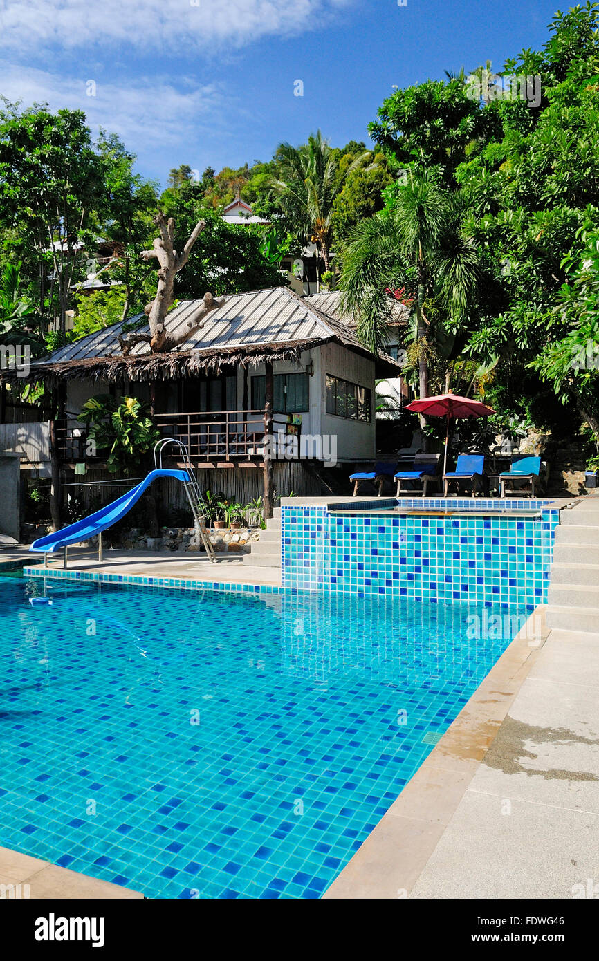 Al lado de la piscina en salad Beach Resort Koh Phangan en Tailandia Foto de stock