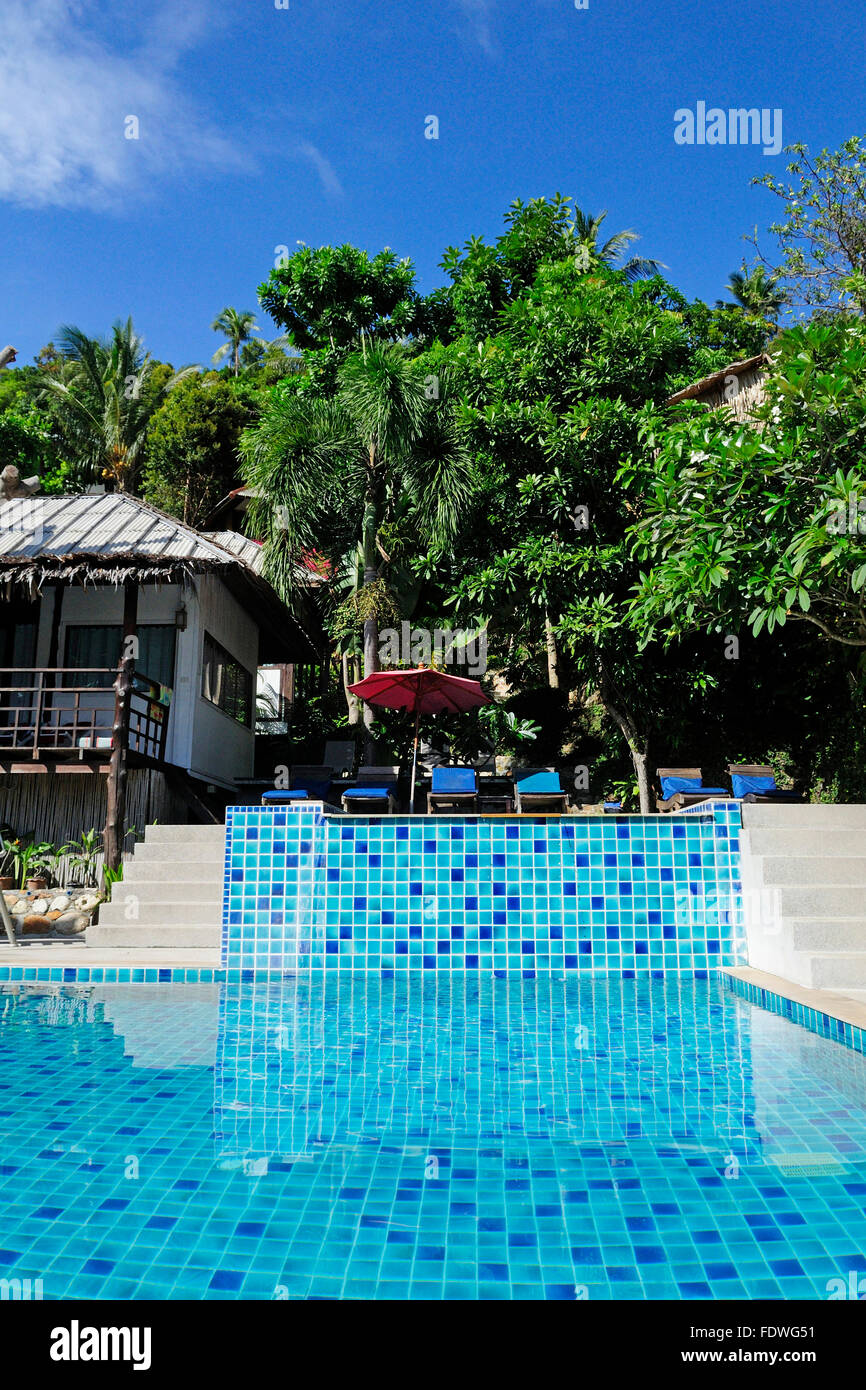 Al lado de la piscina en salad Beach Resort Koh Phangan en Tailandia Foto de stock