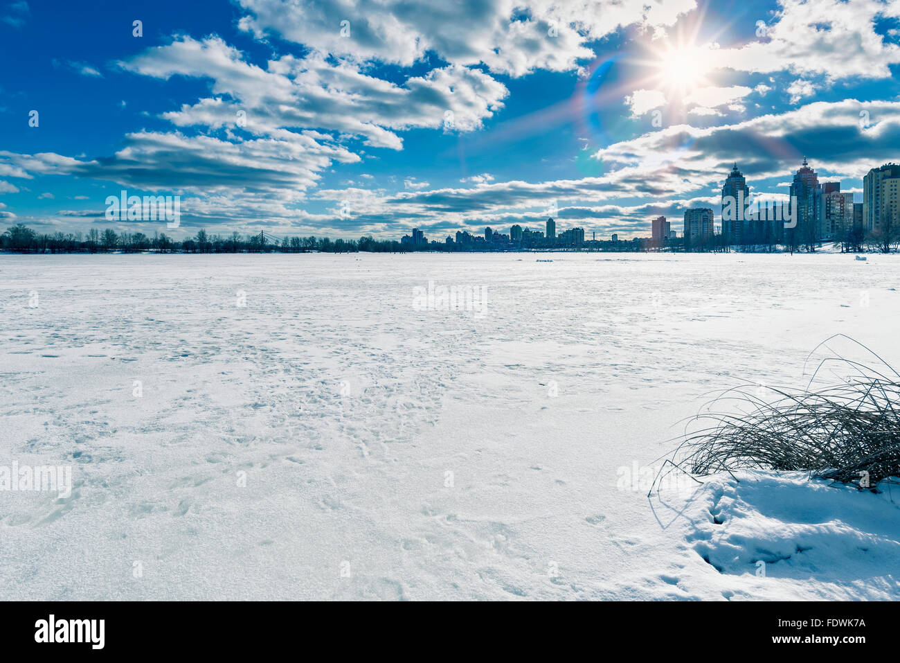 Ucrania en guerra - Página 4 El-congelado-rio-dnieper-en-kiev-ucrania-durante-el-invierno-los-edificios-de-la-ciudad-ha-nacido-en-el-fondo-fdwk7a