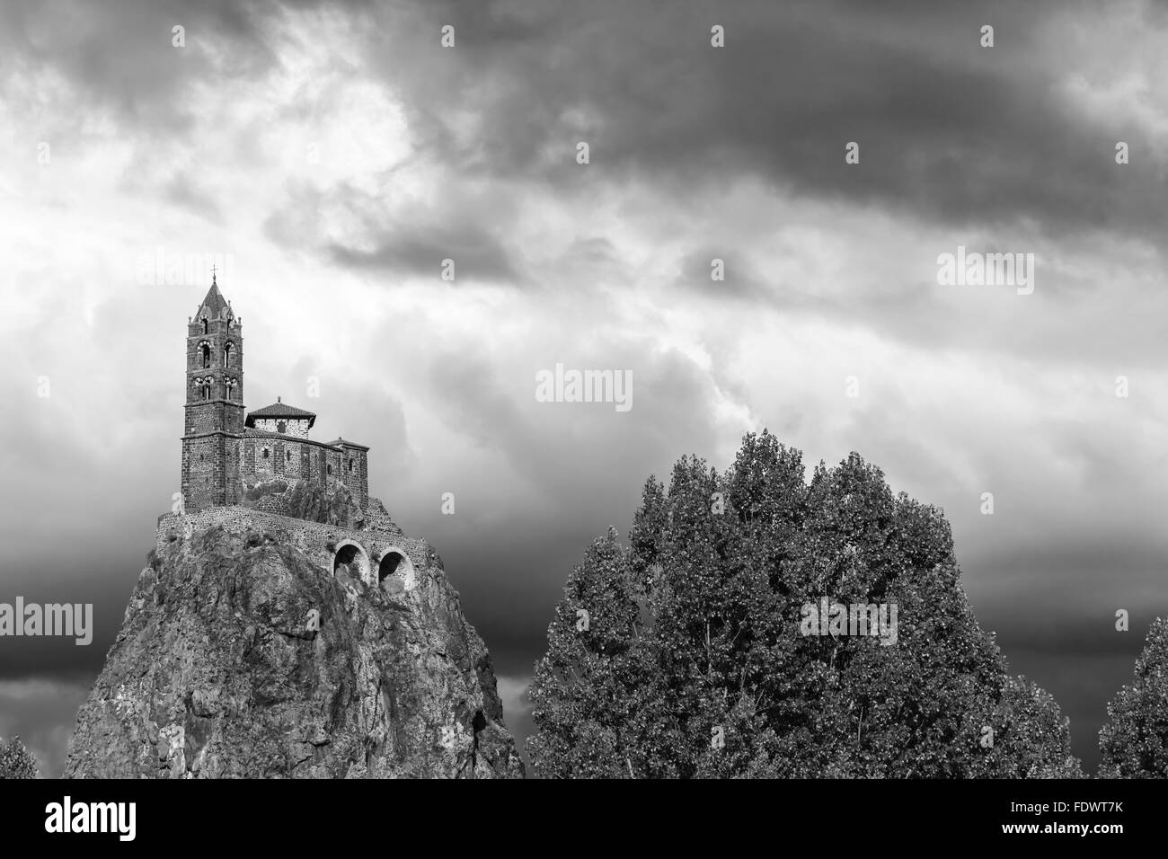 Saint Michel d'Aiguilhe capilla, Le Puy-en-Velay, Haute-Loire, Francia Foto de stock