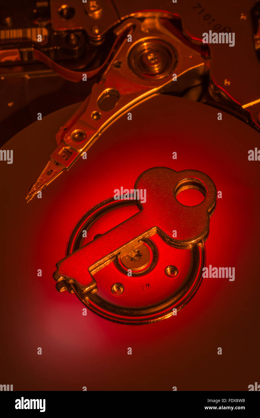 Clave genérica sobre un plato de disco duro - como metáfora visual para el cifrado de datos, seguridad de datos, acceso a archivos, permisos de acceso, el bloqueo del servidor. Foto de stock