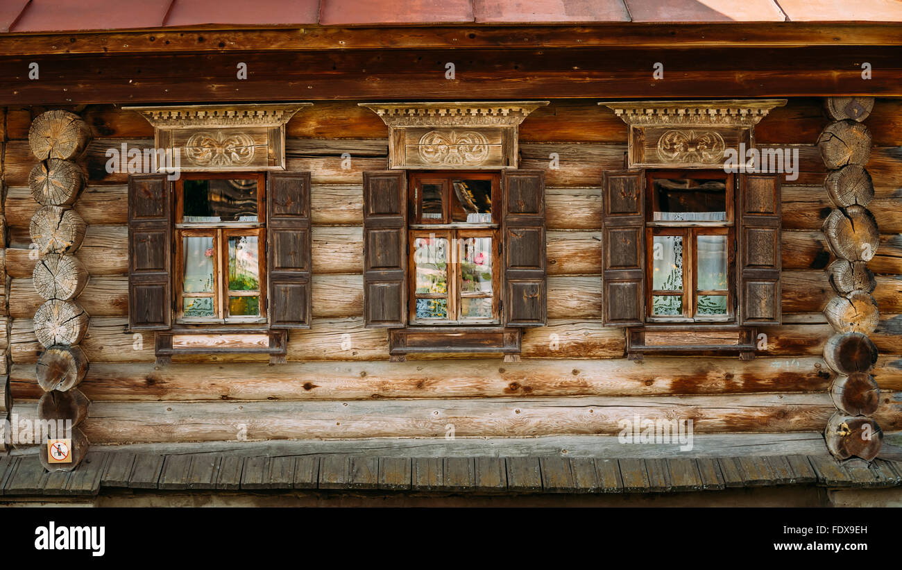 ventana en la casa vieja. casa de madera. choza rusa. ventana decorativa de  madera en una casa de troncos. arquitectura tradicional rusa. 14141294 Foto  de stock en Vecteezy