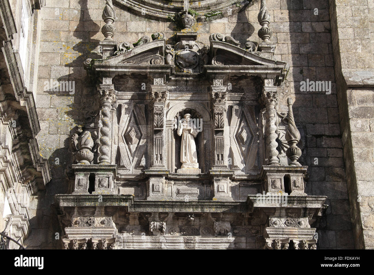 Detalle arquitectónico de la histórica iglesia de San Francisco en Oporto Foto de stock