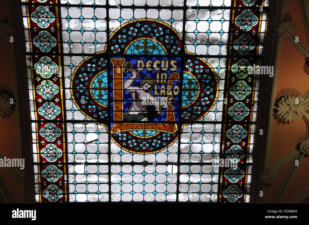 Ventana de techo de vidriera en el famoso Livraria Lello e Irmao Librería Chardron en Porto Foto de stock