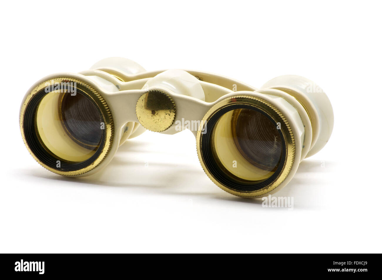 docena máquina bolígrafo Teatro aislados unos prismáticos con anillo de oro blanco sobre blanco  Fotografía de stock - Alamy