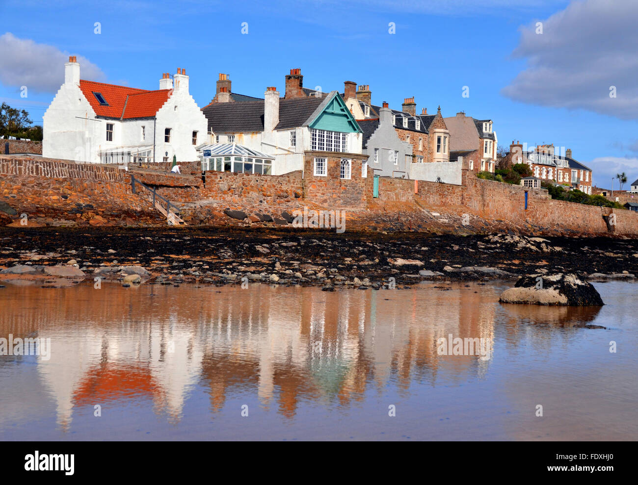 La sección de la costa casas a Elie, Fife (Escocia). Foto de stock