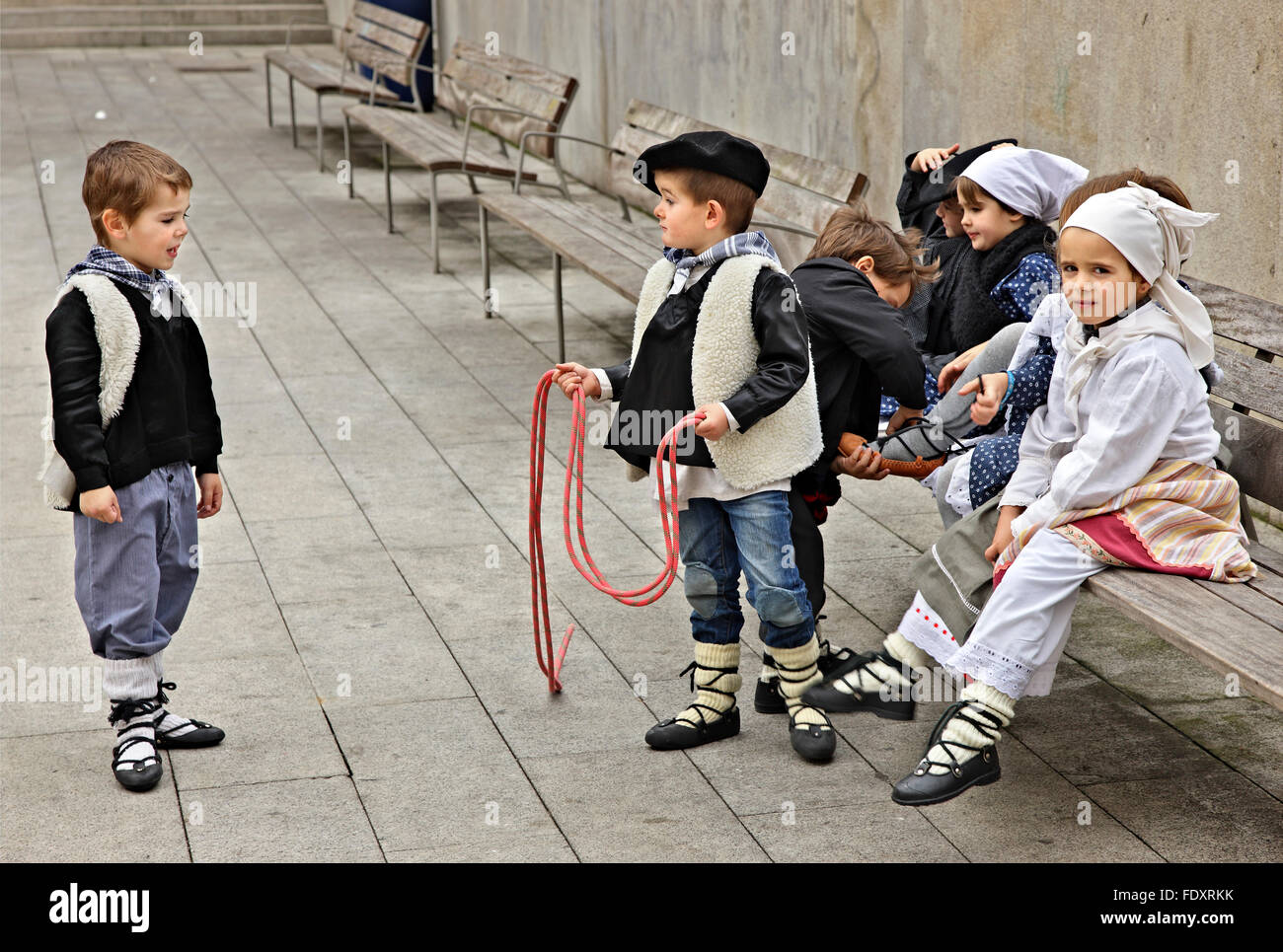 Los niños con trajes tradicionales vascos en San Sebastián (Donostia), País  Vasco (País Vasco), España Fotografía de stock - Alamy