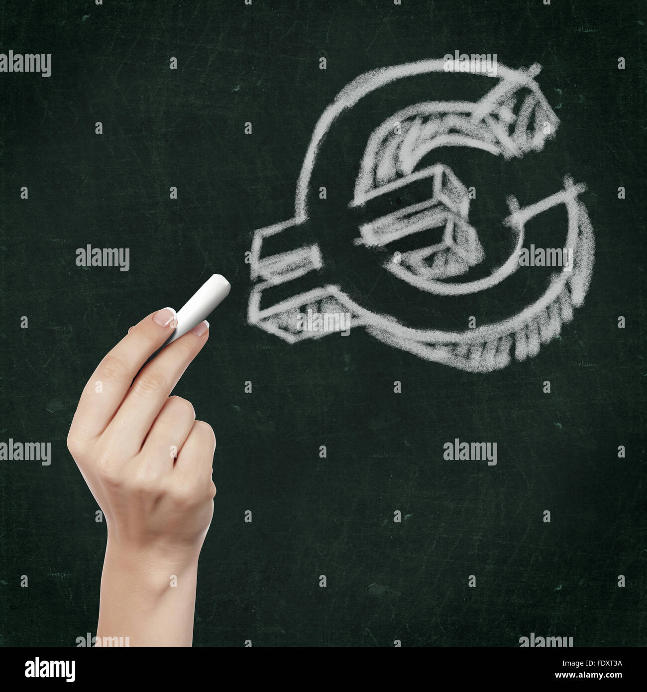 Escuela pizarra y tiza mano con escribir el símbolo del euro sobre ella Foto de stock