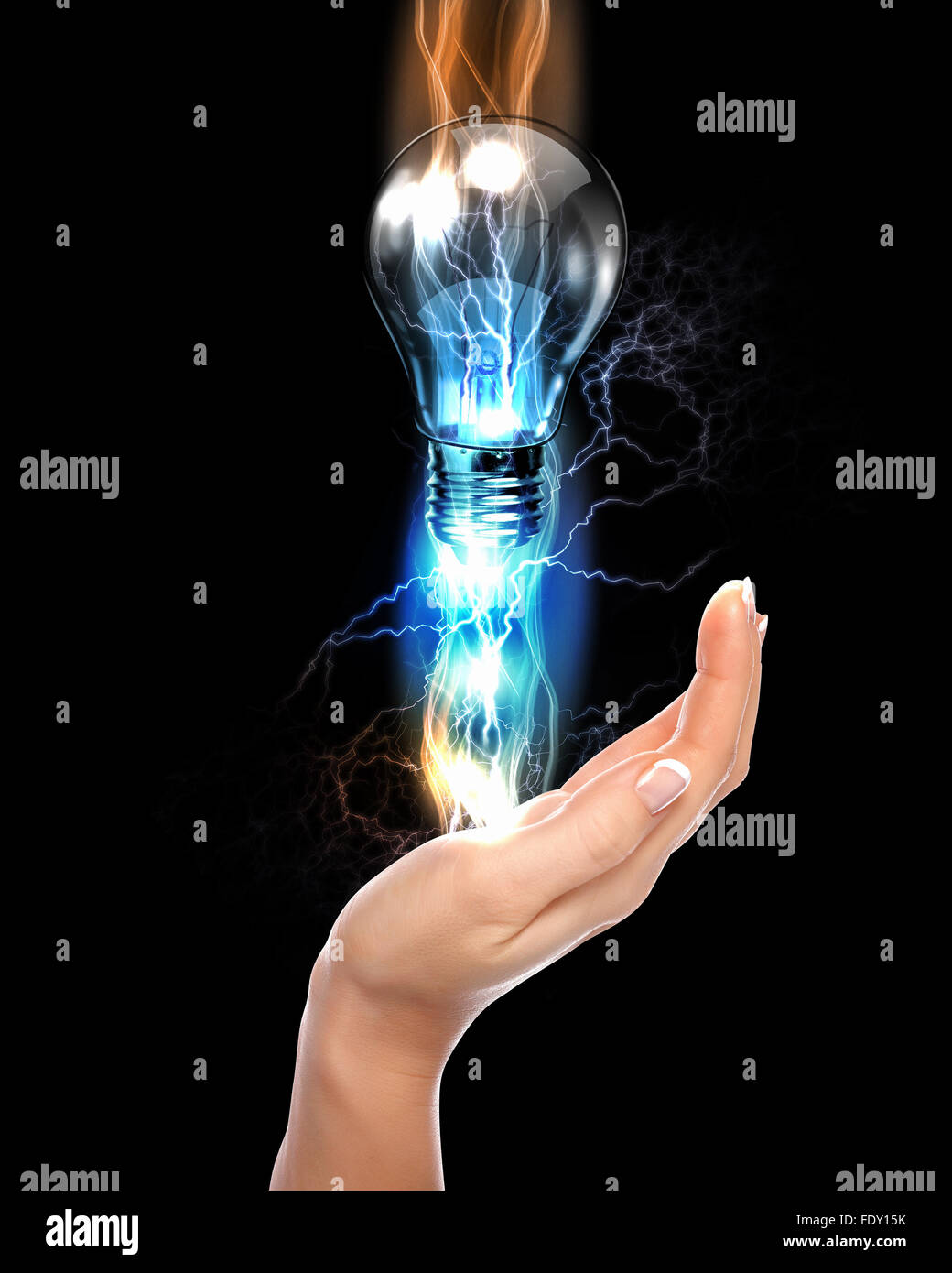 La mano humana, la carga eléctrica y la bombilla Fotografía de stock