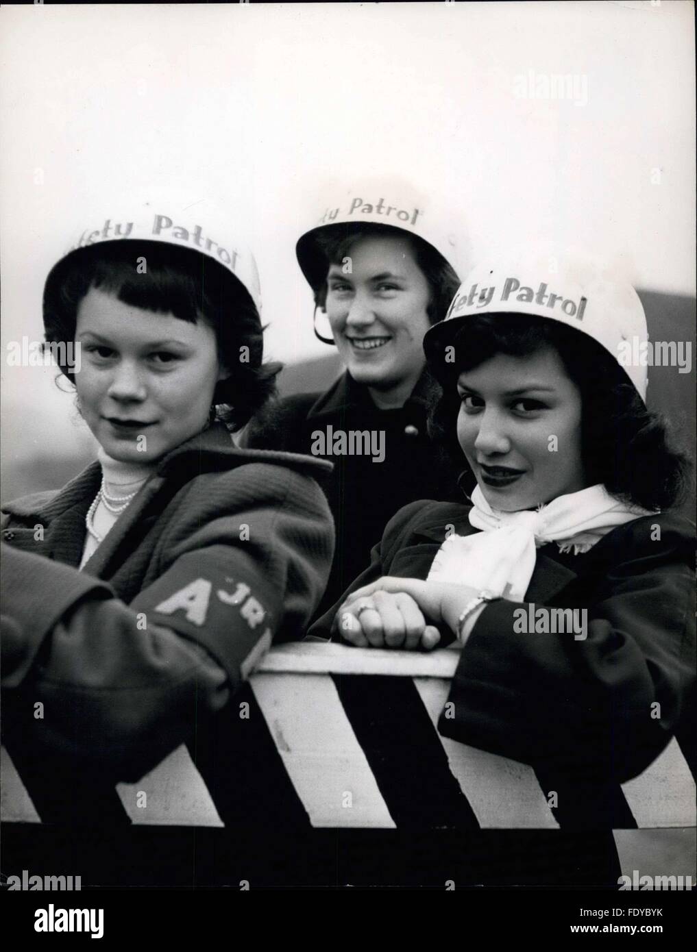 1955 - Tres hermosas jóvenes, miembros de la policía de aire usando su  distintivo de cascos blancos. Son Bonnie Williams; Junio Garan y Dorothy  Watson. Los niños americanos unirse: policía aérea de